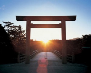 【伊勢神宮は、太陽神を祀ってあるだけあって、天文学を駆使した設計となっています。　　例えば、伊勢神宮内宮の宇治橋では、冬至の日に、大鳥居の真正面から朝日が昇るよう設計されており、】
